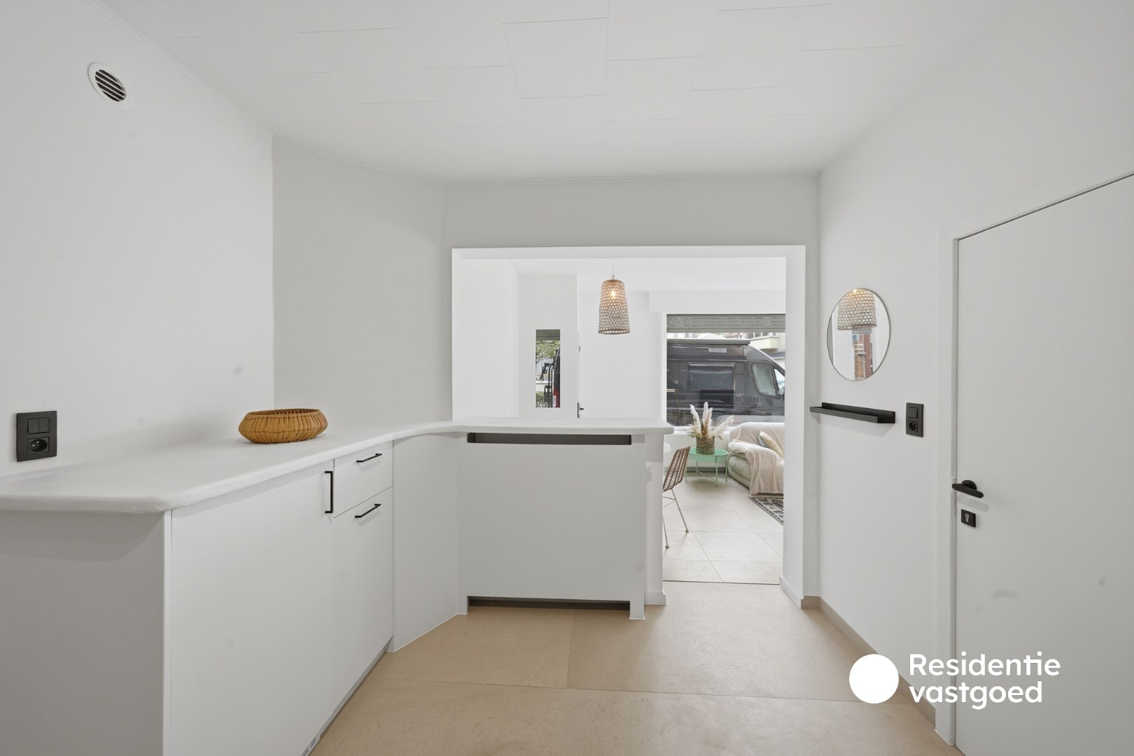Gelijkvloers en gerenoveerd appartement met garage in Oostende 