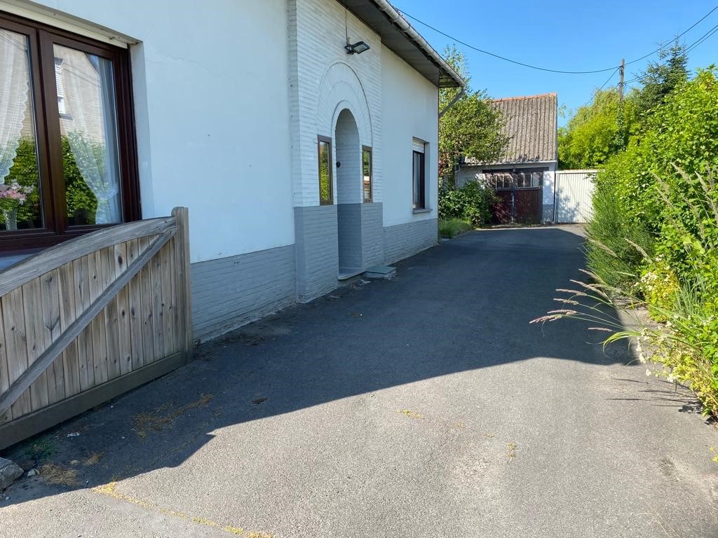 Deerlijk, te renoveren woning met klein magazijntje 