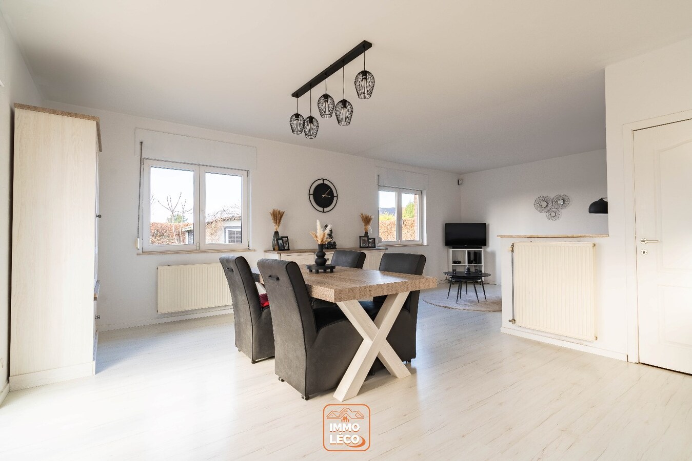 Villa érigée sur une parcelle de +/- 800m2 idéalement située, dans le fond d’un clos  résidentiel, au calme 