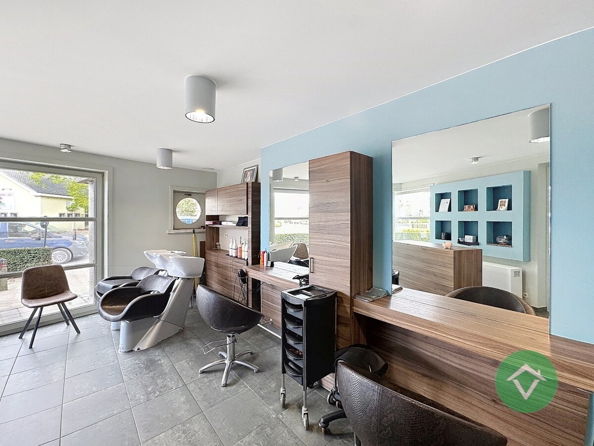 Volledig gerenoveerd handelspand met woonst en garage te Koekelare 