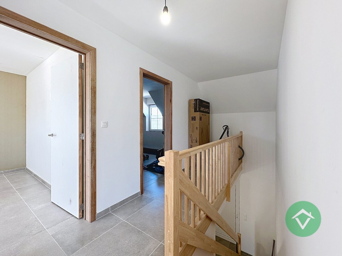 Moderne nieuwbouw tussenwoning met drie slaapkamers en garage in Moere 