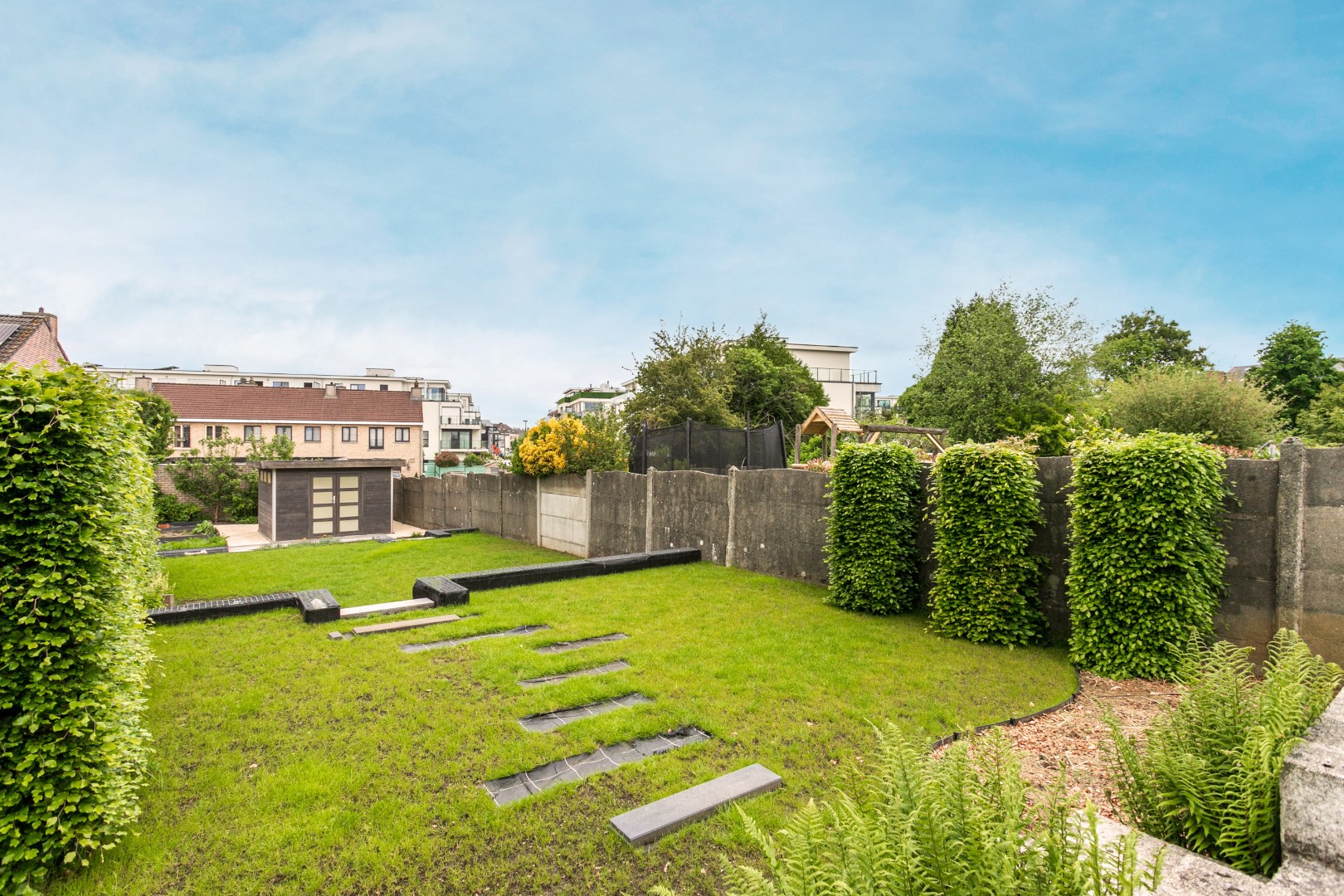 Deels gerenoveerde woning met tuin en garage op gunstige ligging te Halle 