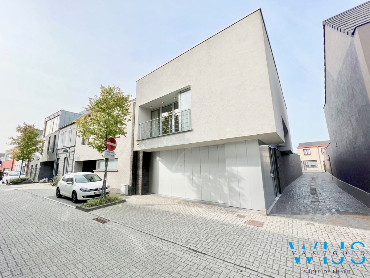 Uniek lichtrijk tweeslaapkamerappartement in hartje ERTVELDE! 