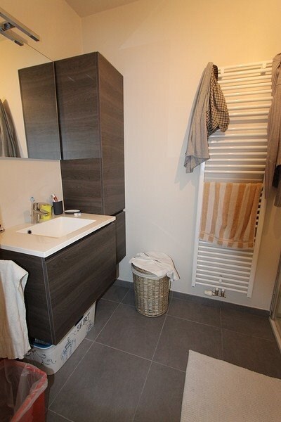 Gelijkvloers nieuwbouwappartement te Ieper met één slpkmr en autostaanplaats 