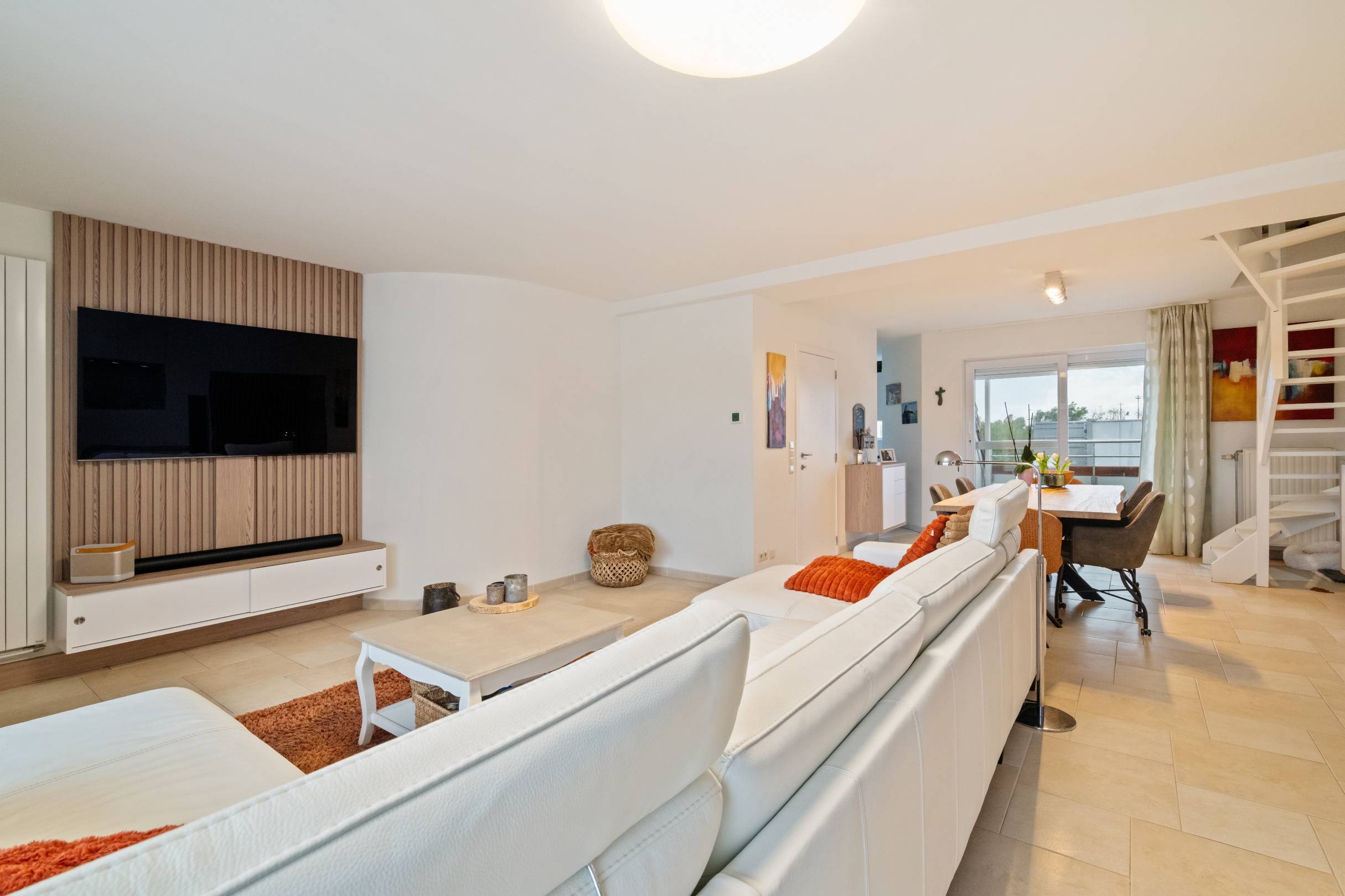 Voici la traduction en français :Grand appartement en duplex avec 2 chambres, 2 salles de bains et terrasses ensoleillées, près de la digue de Heist (possibilité d'offre d'un garage intégré). 