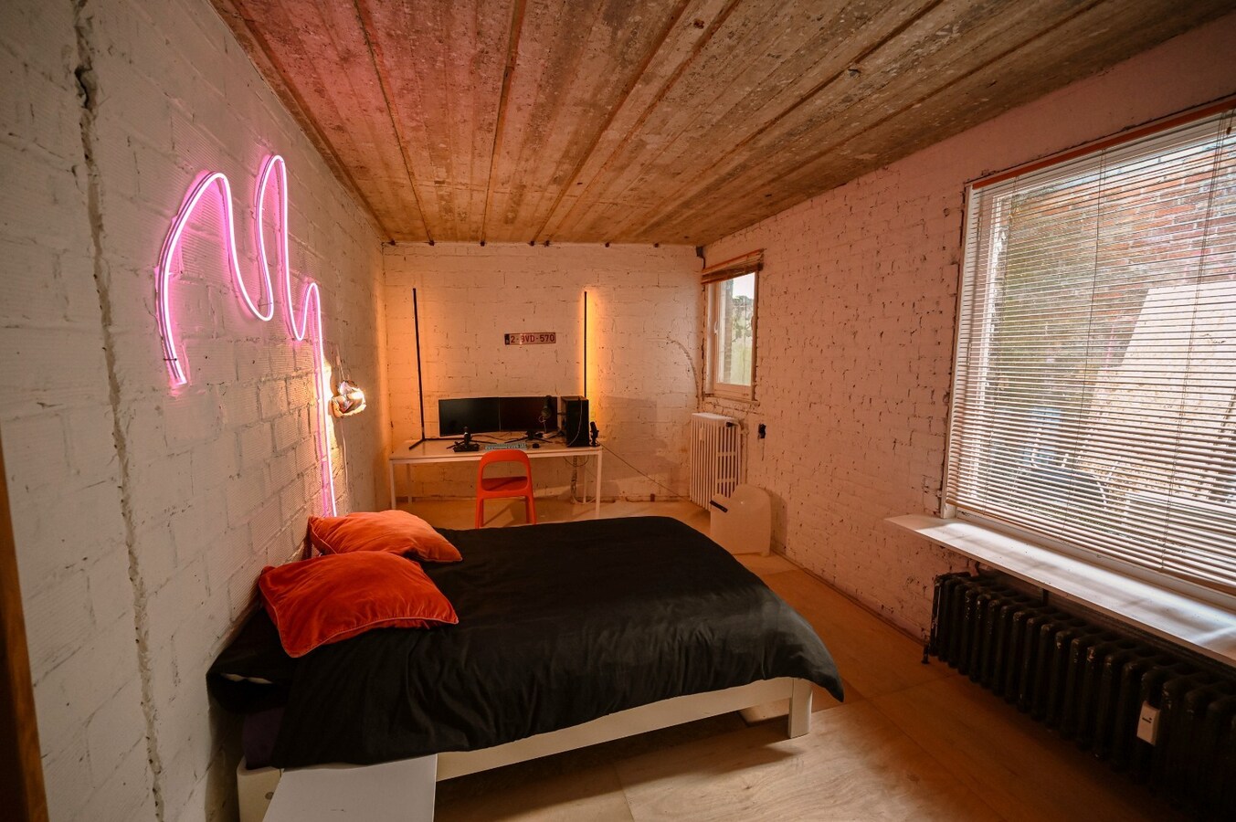 ZEER CENTRAAL GELEGEN UNIEK APPARTEMENT/HANDELSPAND TE OOSTENDE 