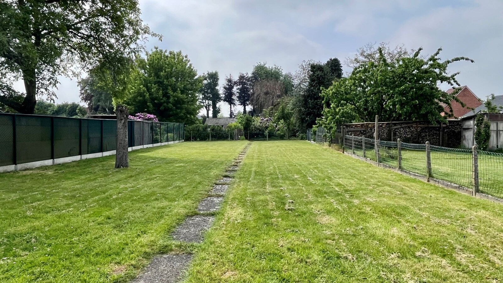 Gerenoveerde woning met prachtige tuin, gelegen in het centrum van kermt. 
