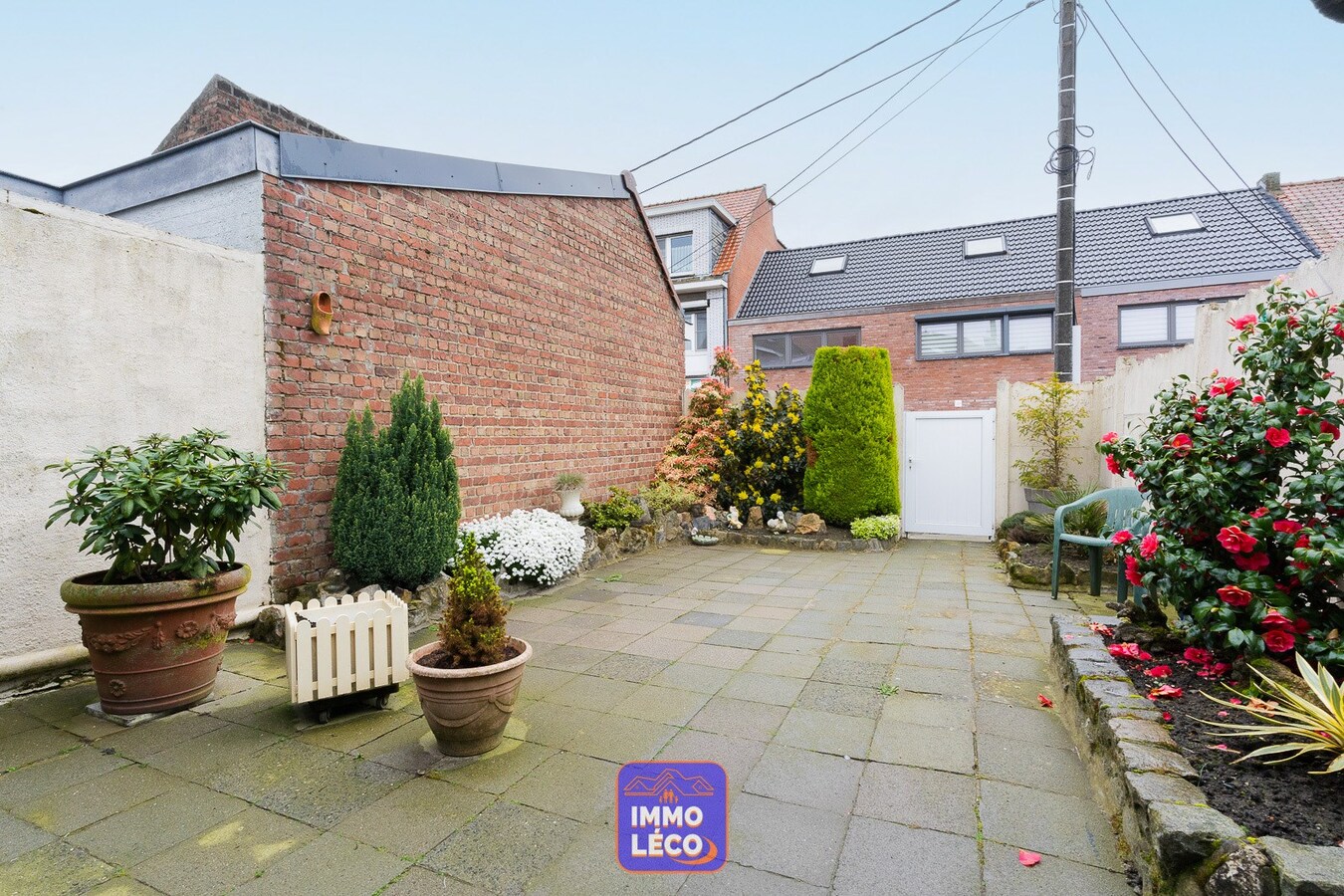 Maison saine idéale 1er achat, grande cour et accès arrière. 