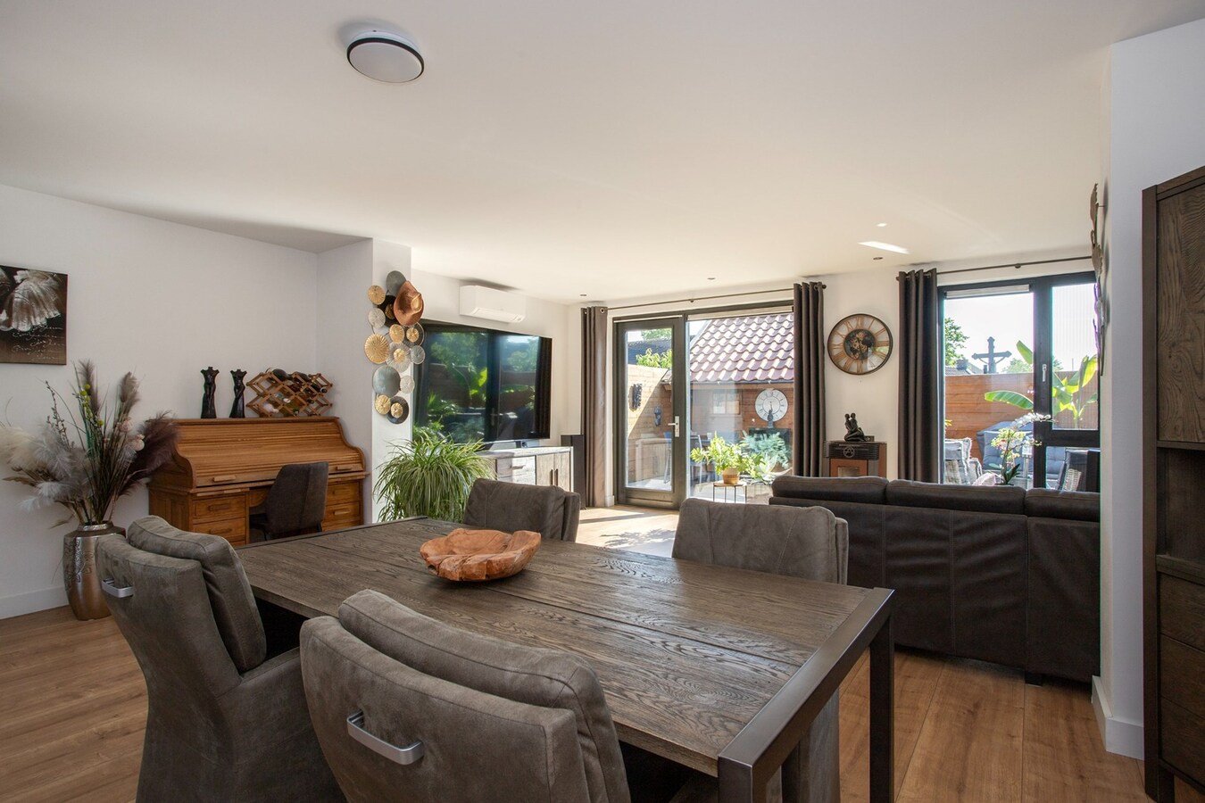 Instapklare en uitgebouwde tussenwoning op rustige locatie. 