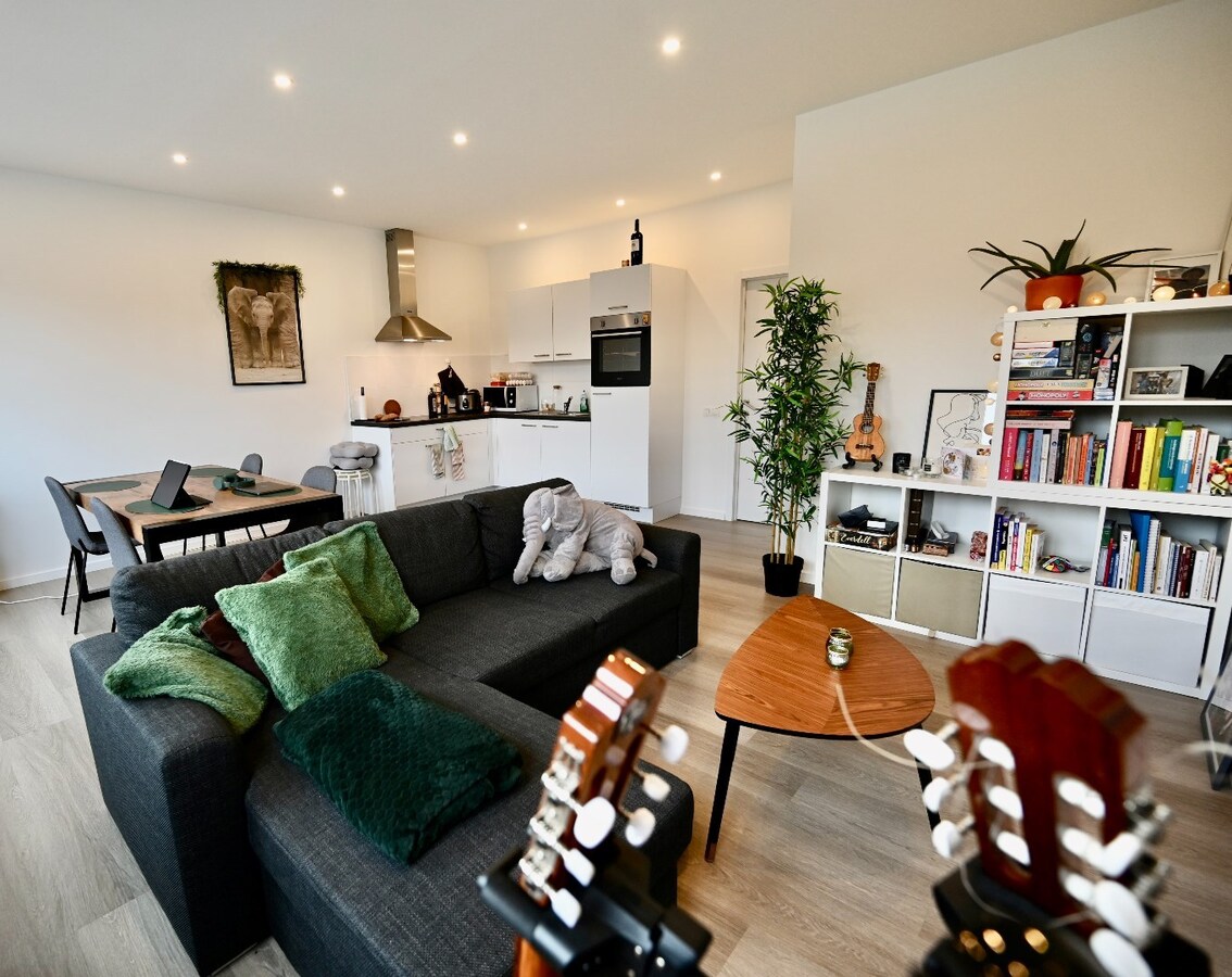 CHARMANT 2 SLAAPKAMER APPARTEMENT OP ZEER CENTRALE LIGGING 