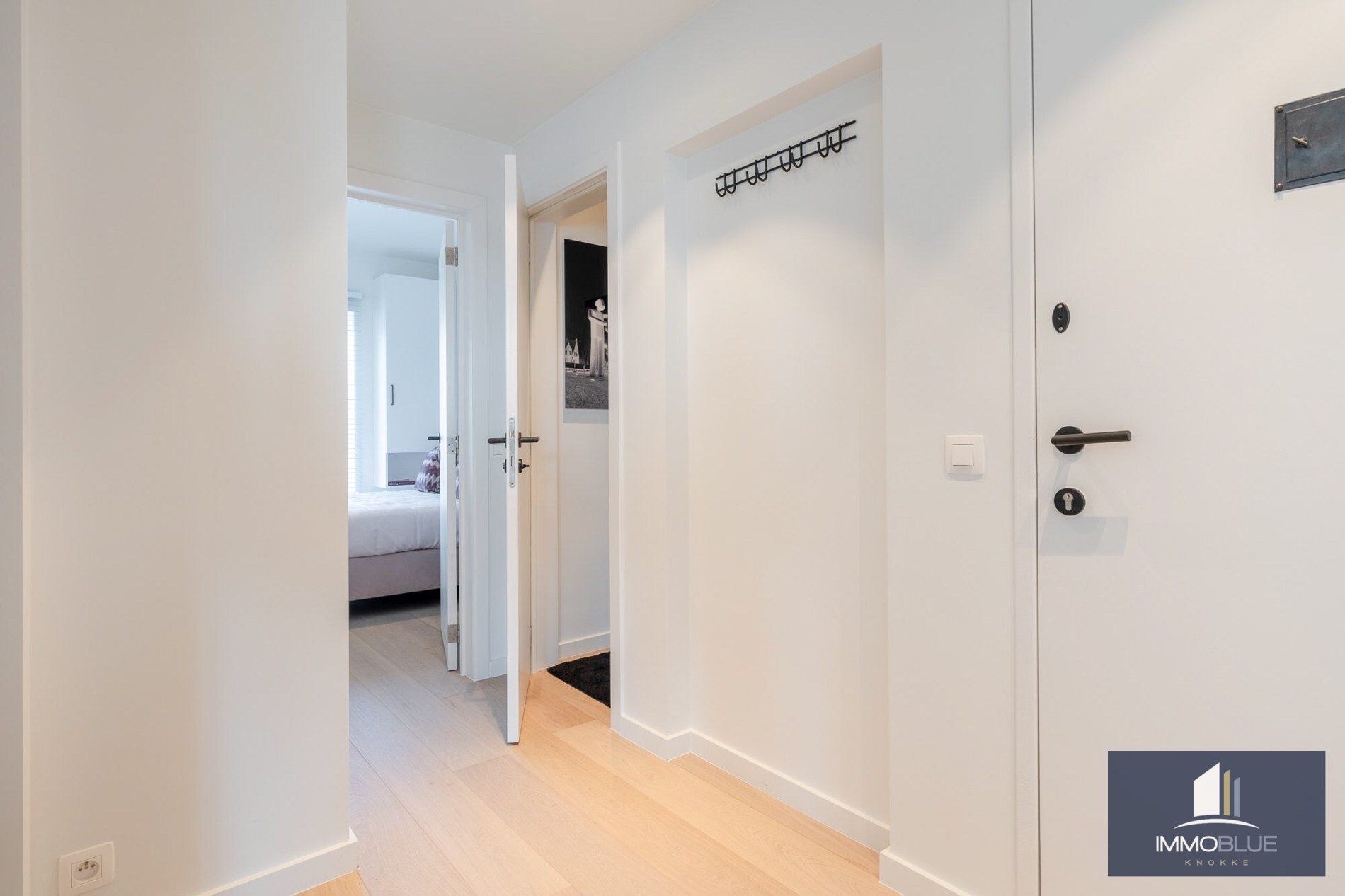 Situé dans un endroit calme, cet appartement entièrement rénové offre une vue dégagée sur les villas. 