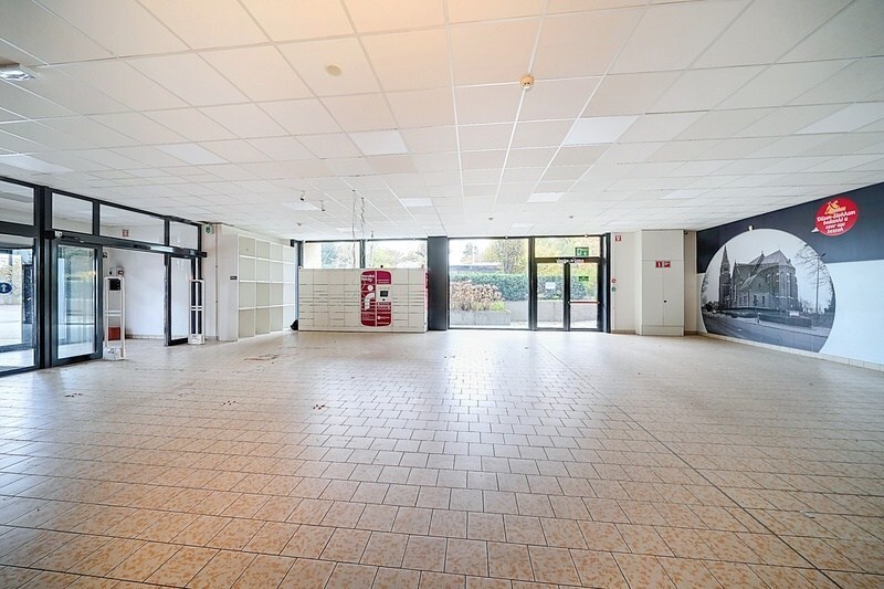 Rijksweg: Commercieel goed gelegen handelspand (ca 1.100 m²) met private parking (60 pl.) en gem. parking (72 pl). 