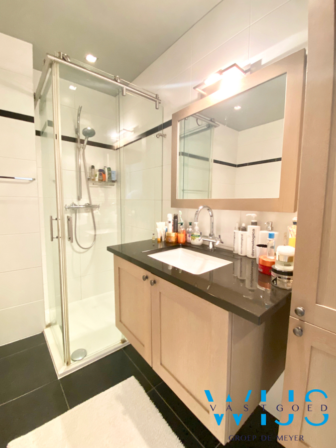 Prachtig 2 slaapkamer appartement MET ruim terras &amp; garage te ERTVELDE ! 