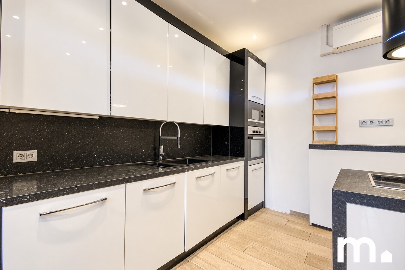 Instapklare woning met 4 slaapkamers, ruime zolder en 16 zonnepanelen in Izegem! 