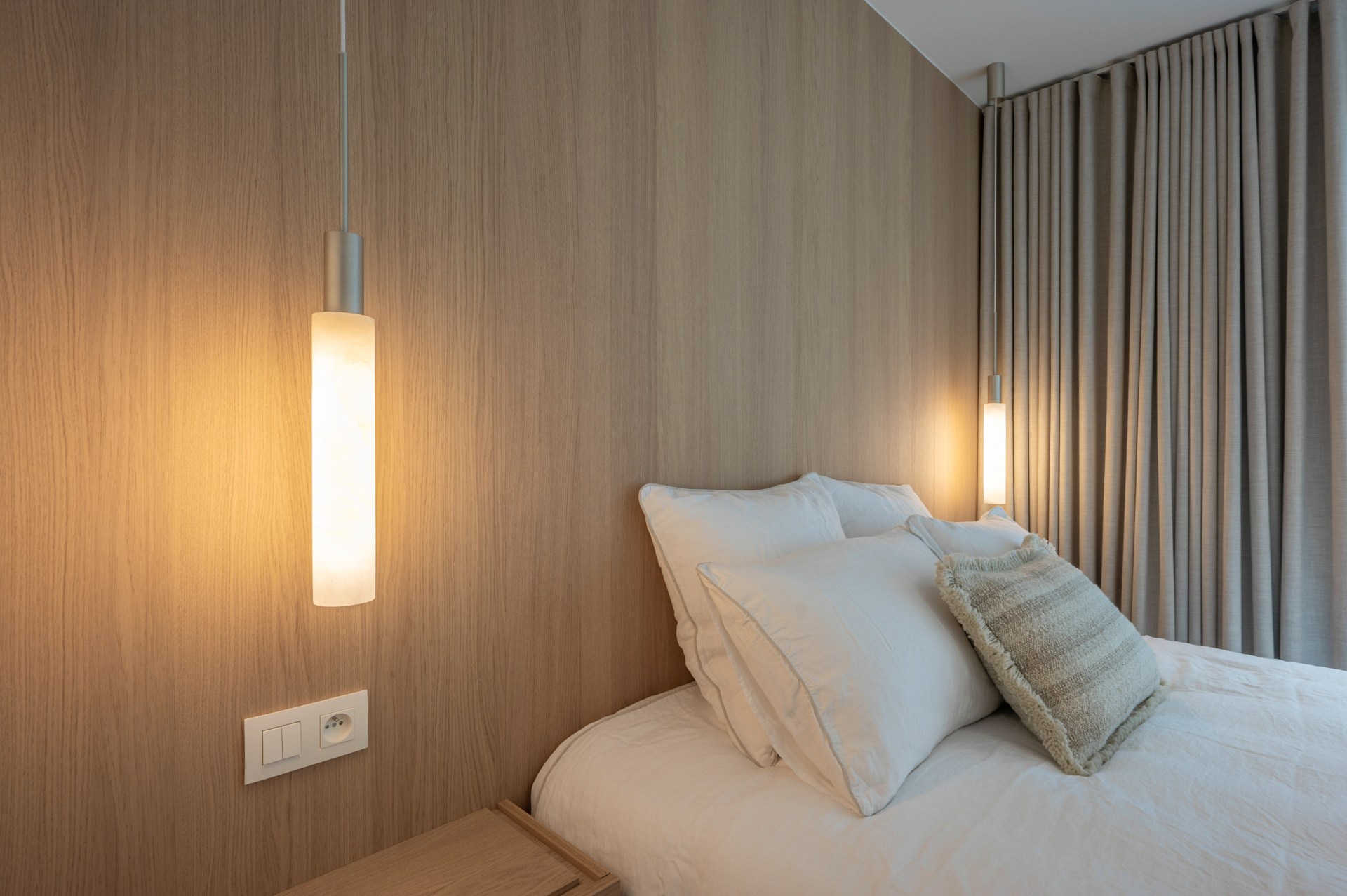 Appartement rénové de haut standing situé du côté ouest avec vue latérale sur la mer. 