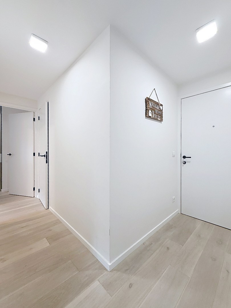 Voici la traduction en français : Appartement spacieux prêt à emménager - grande terrasse ensoleillée. 