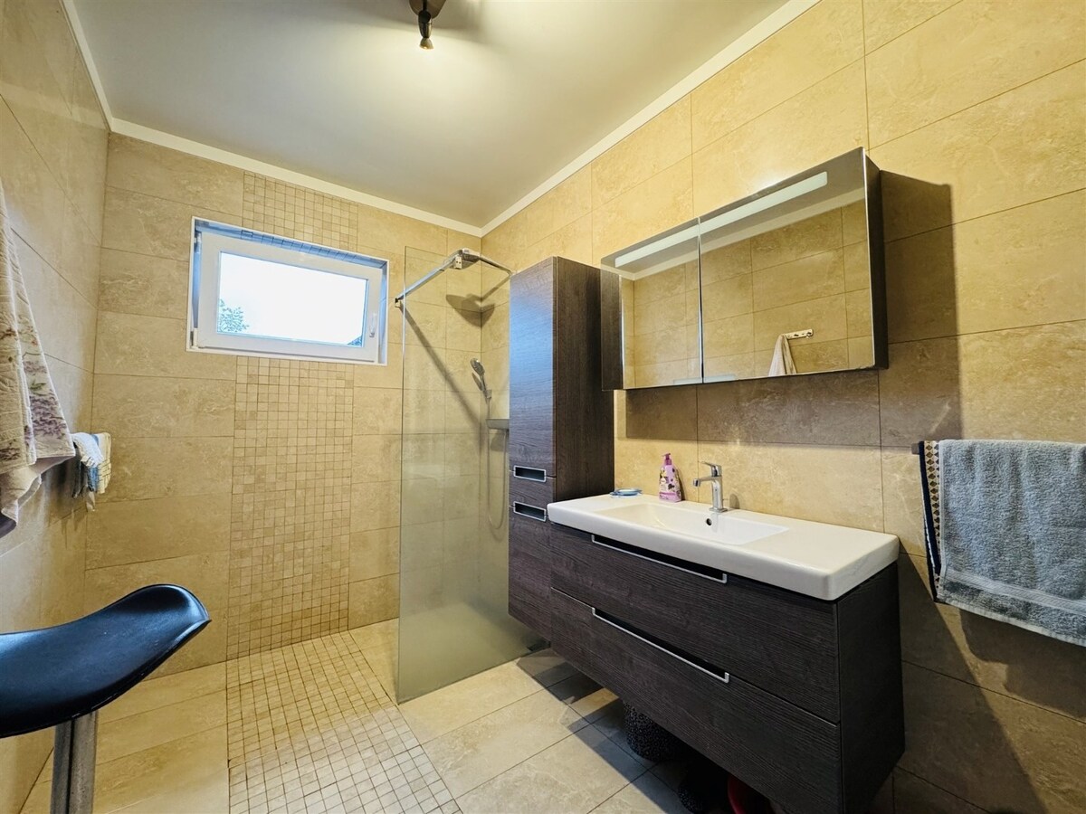 Unieke hoeve met woonst, 3 appartementen en paardenstallen op een ruim perceel van ca 1,2ha te Dilsen-Stokkem 