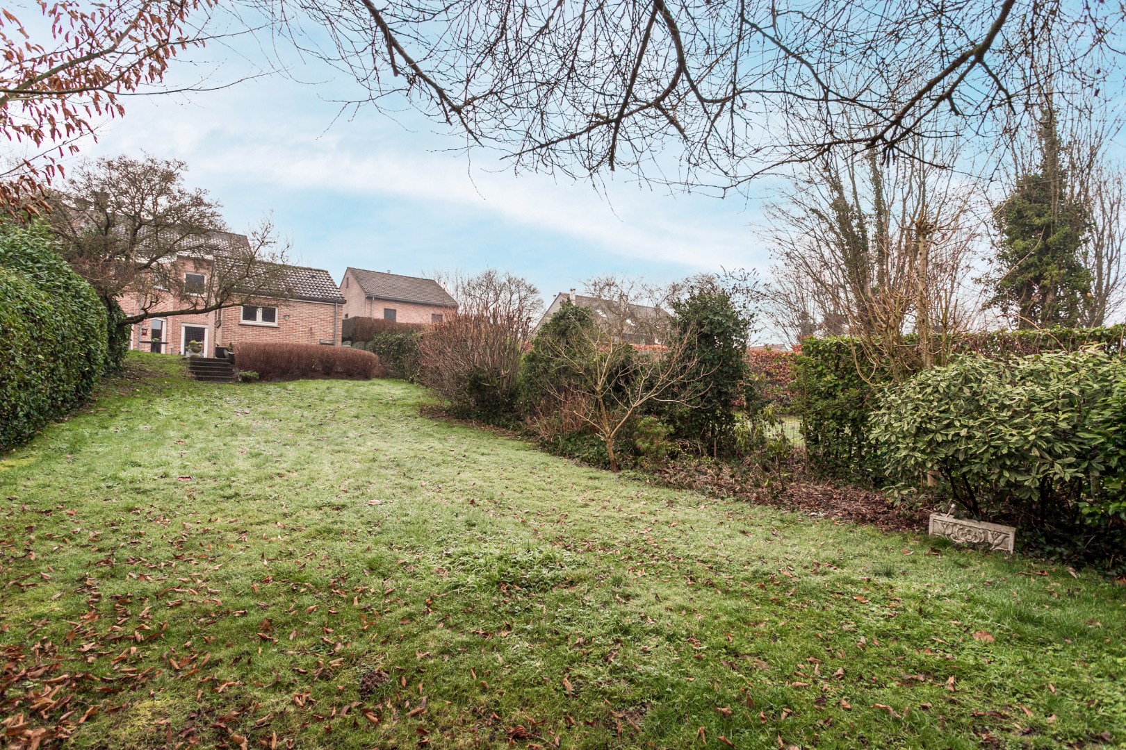 Instapklare woning 3 slpks, garage en ruime tuin (8,8are) 