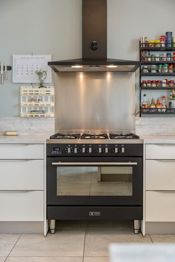 Vrijstaande, zeer verzorgde woning met aangrenzende, uitgeruste stalling/loods op een perceel van 72a14ca 