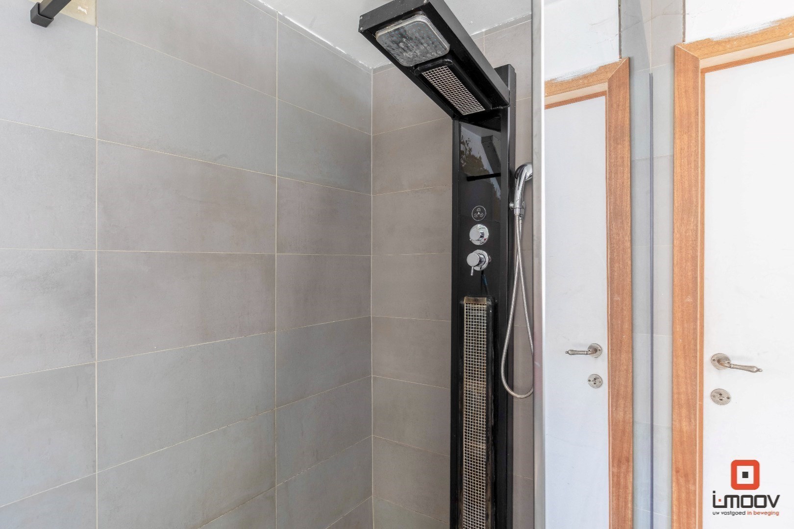 Deels vernieuwde woning met potentieel op uitstekende locatie 