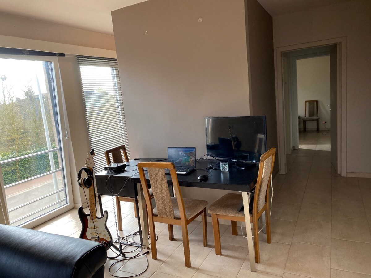 Eigentijds appartement met  autostaanplaats en kelder. Geen vaste kosten. 