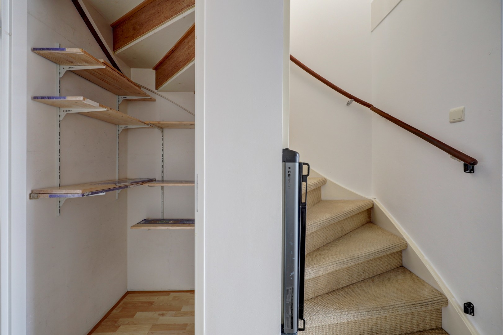 Energiezuinige (A-label) en instapklare 6-kamer tussenwoning met lichte woonkamer, moderne keuken, vijf slaapkamers, zonnige onderhoudsvriendelijke tuin met achterom en gelegen op eigen grond. 