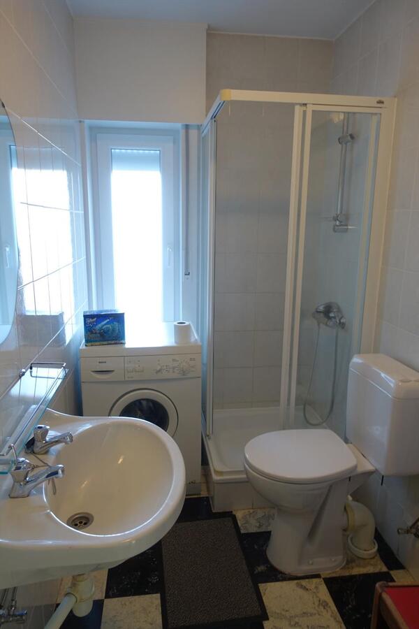 Degelijke rijwoning met garage en grote tuin 