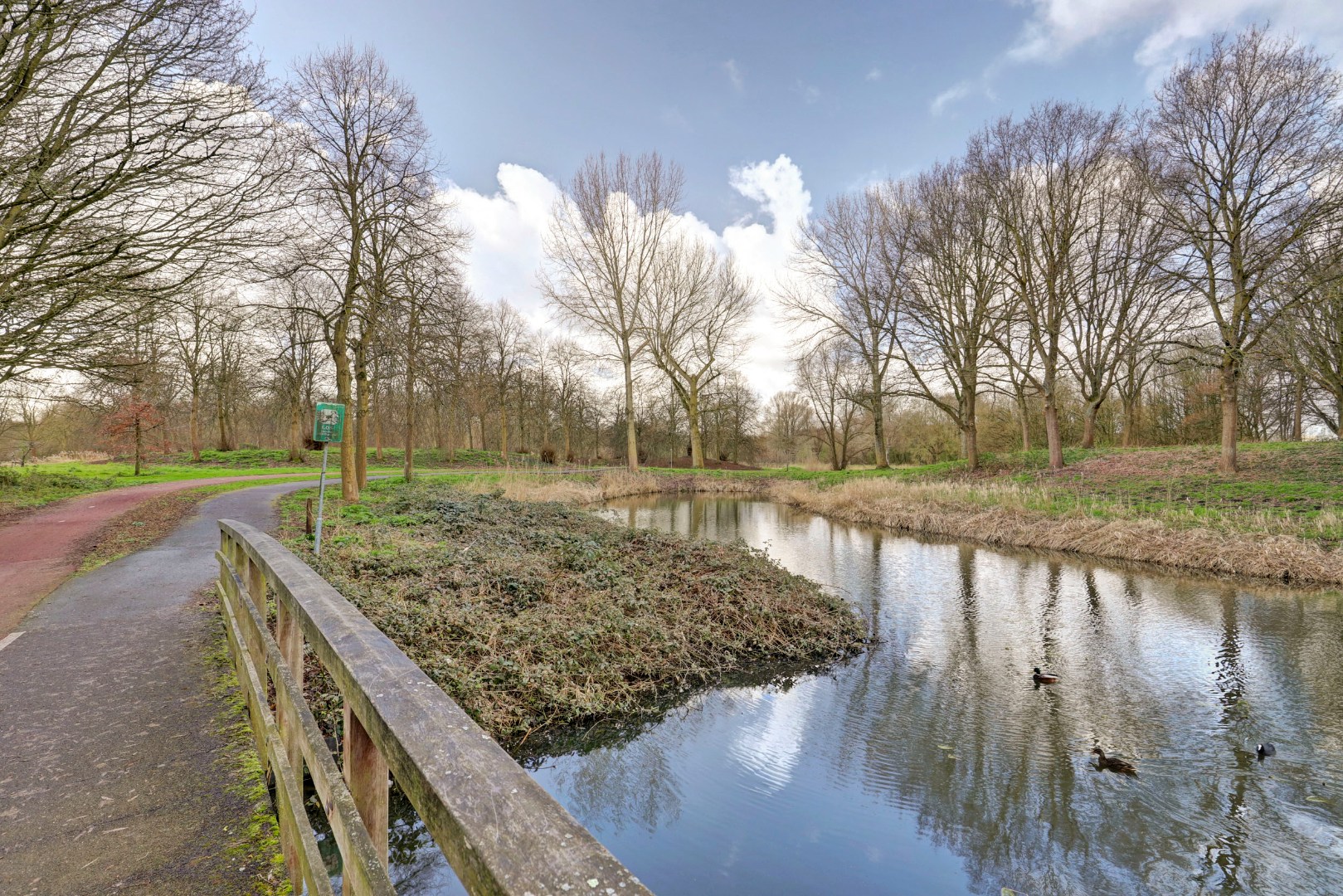 2-kamer hoekwoning met  ruime slaapkamer met airconditioning, tuin op het zonnige zuidwesten. 