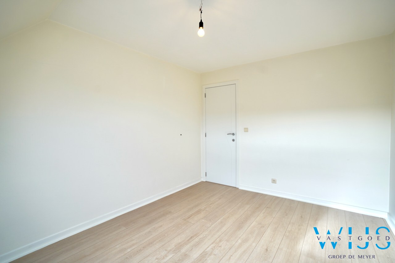 Instapklaar woonhuis in woonwijk te Eeklo! 