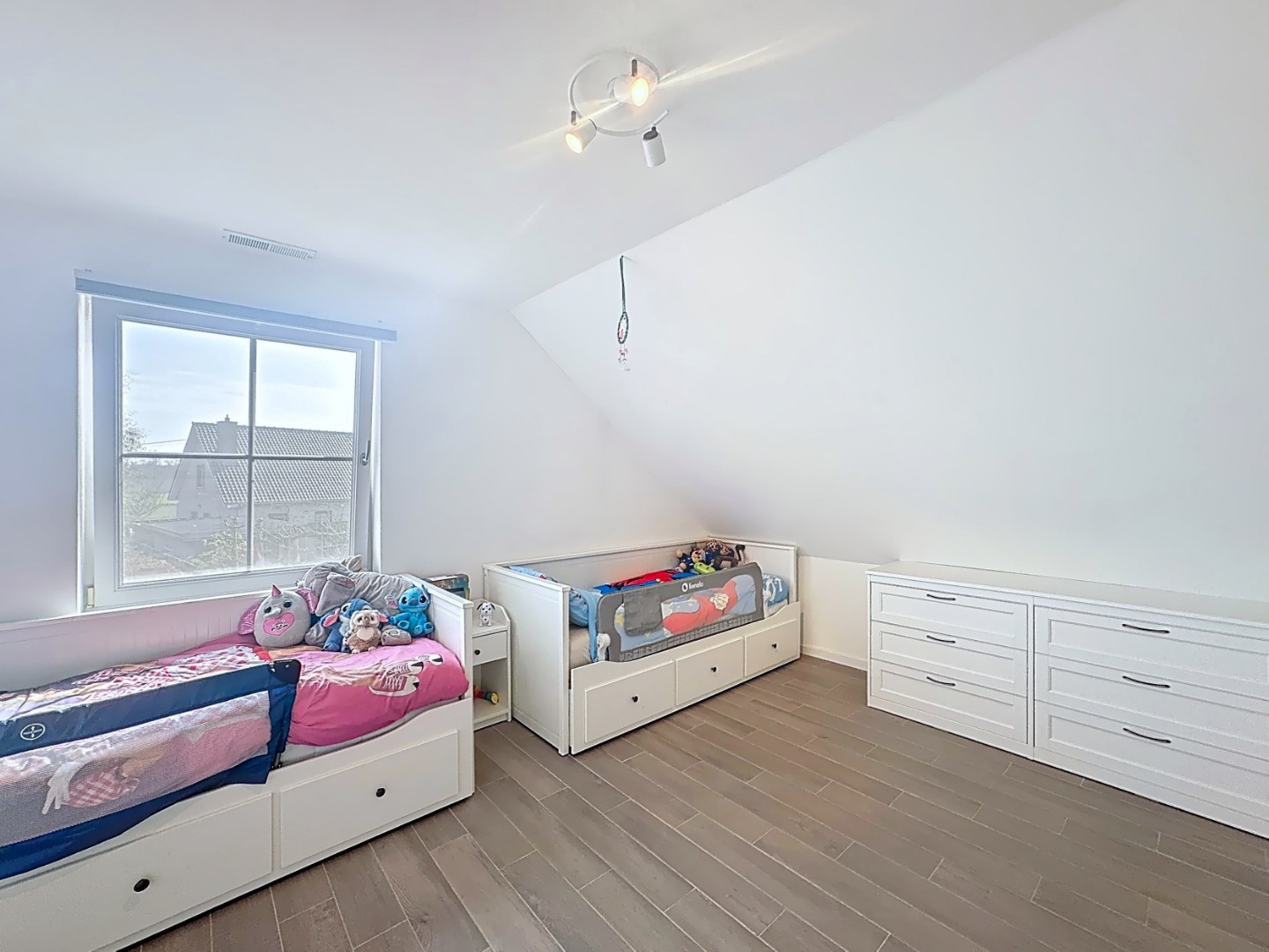 Ruime en recente halfopen bebouwing met 3 volwaardige slaapkamers 