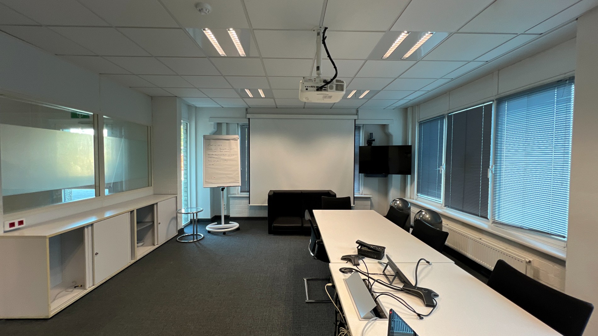 Opslagruimtes met burelen te huur in de haven van Gent
