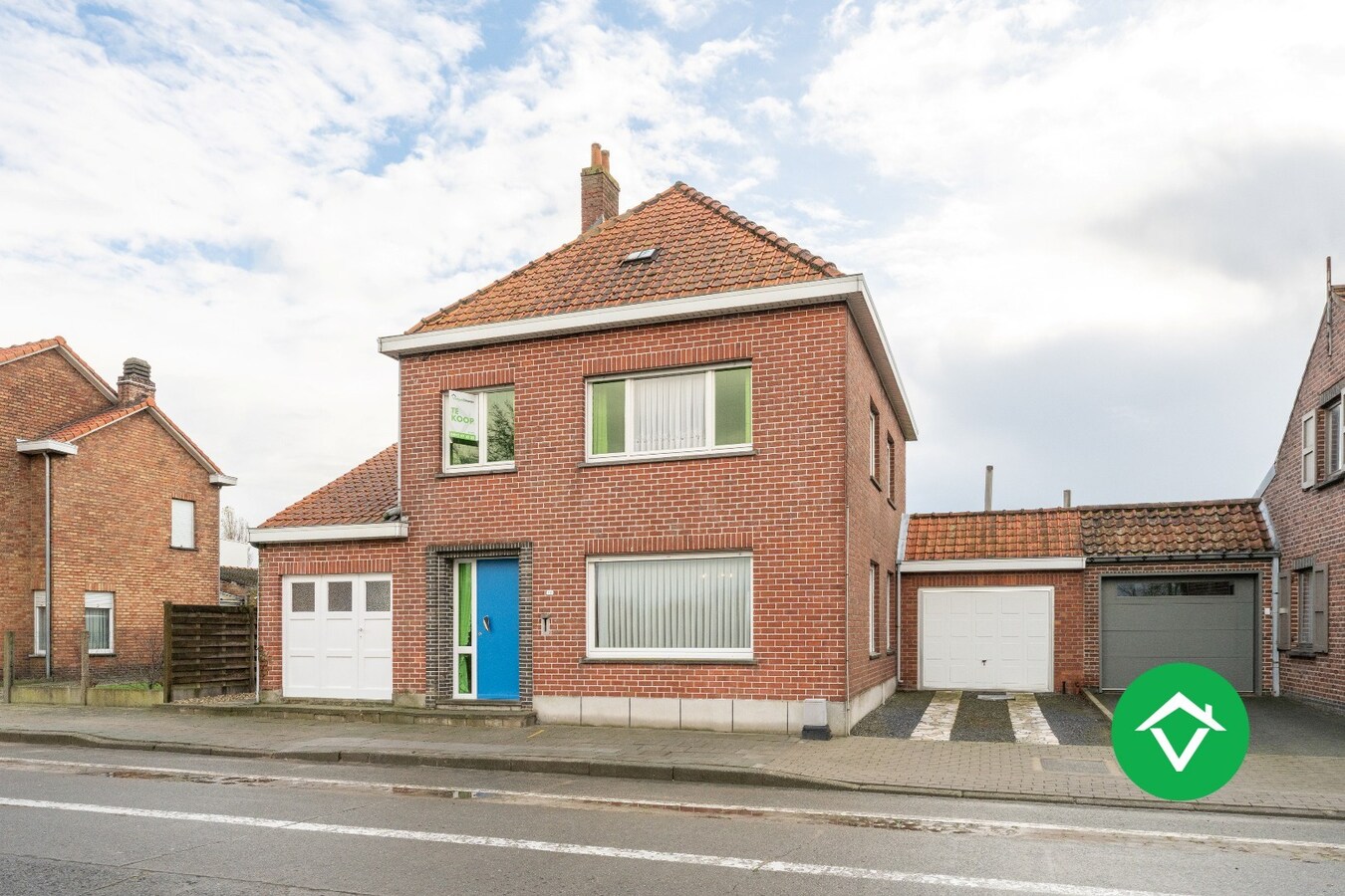Op te frissen gezinswoning met twee garages en landelijk zicht te Eernegem 