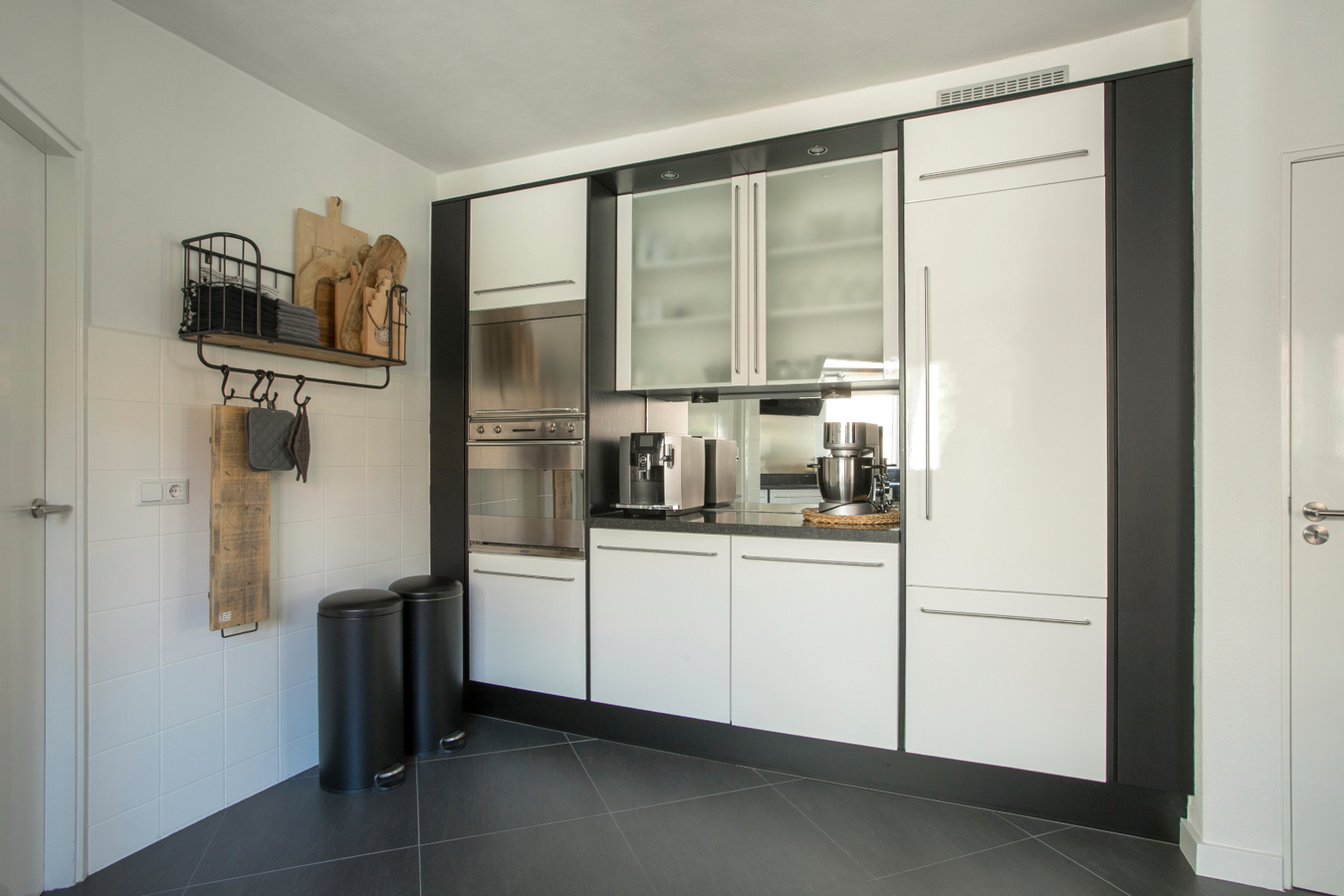 Deze moderne en royale vrijstaande woning staat op een rustige woonlocatie op een mooi hoekperceel. 