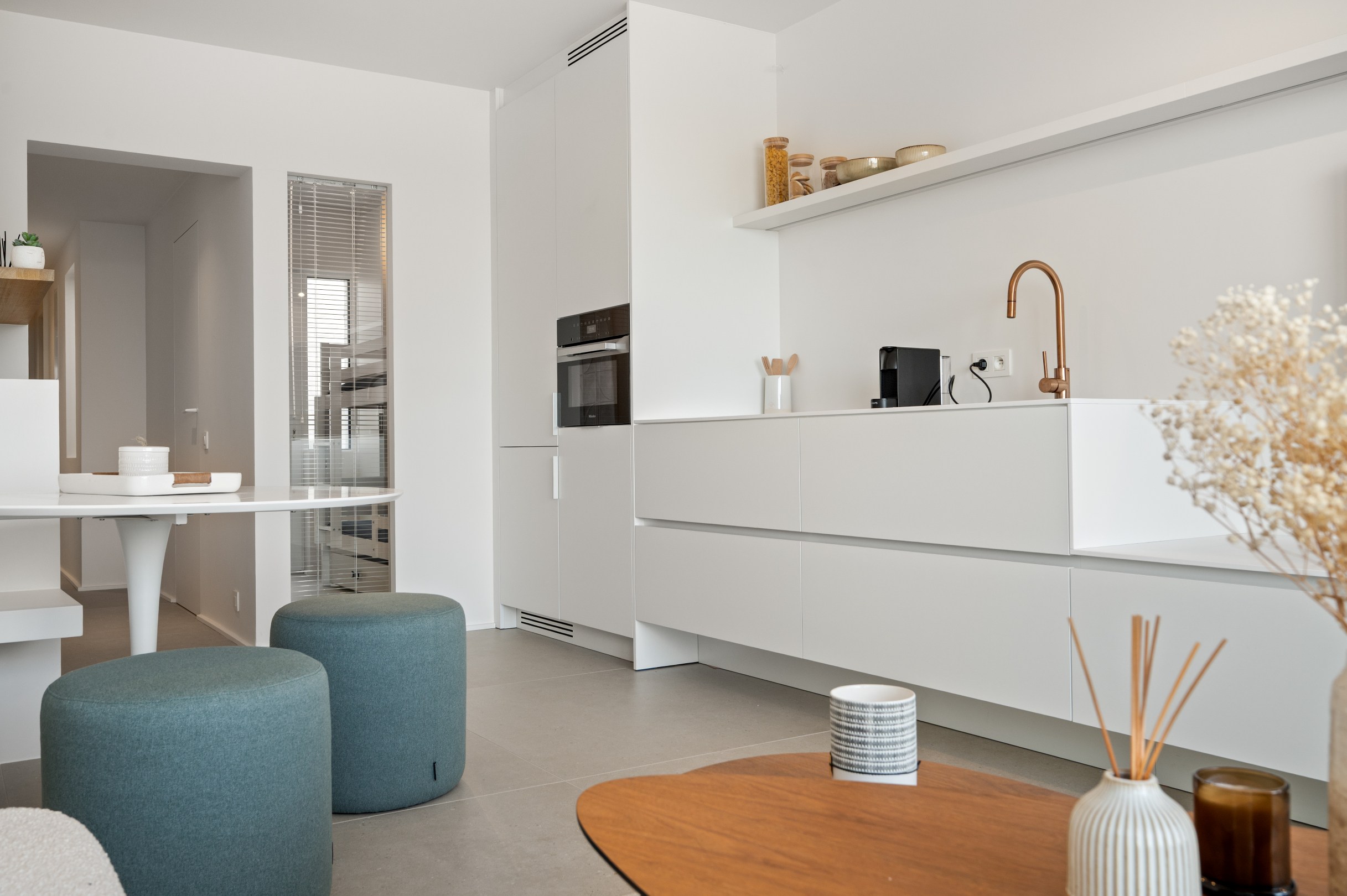 Appartement de vacances confortable et magnifiquement rénové avec vue frontale sur la mer, situé près de la place Rubens. 