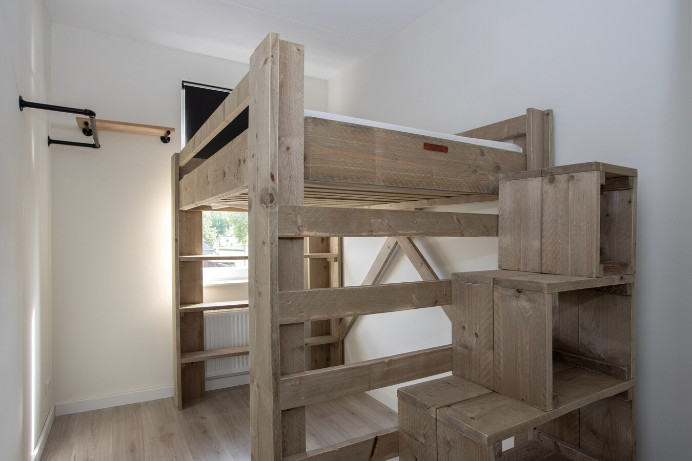 Nagenoeg nieuwe, netjes afgewerkte tussenwoning op 112 m² met berging, overkapping en een vrije achterom. 