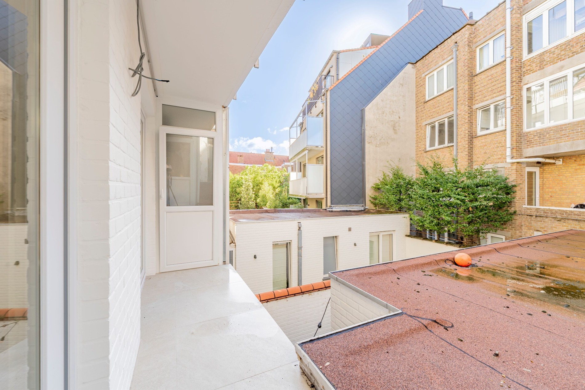Prachtig ruim appartement met 3 slaapkamers en terras centraal gelegen op de Zoutelaan te Knokke. 