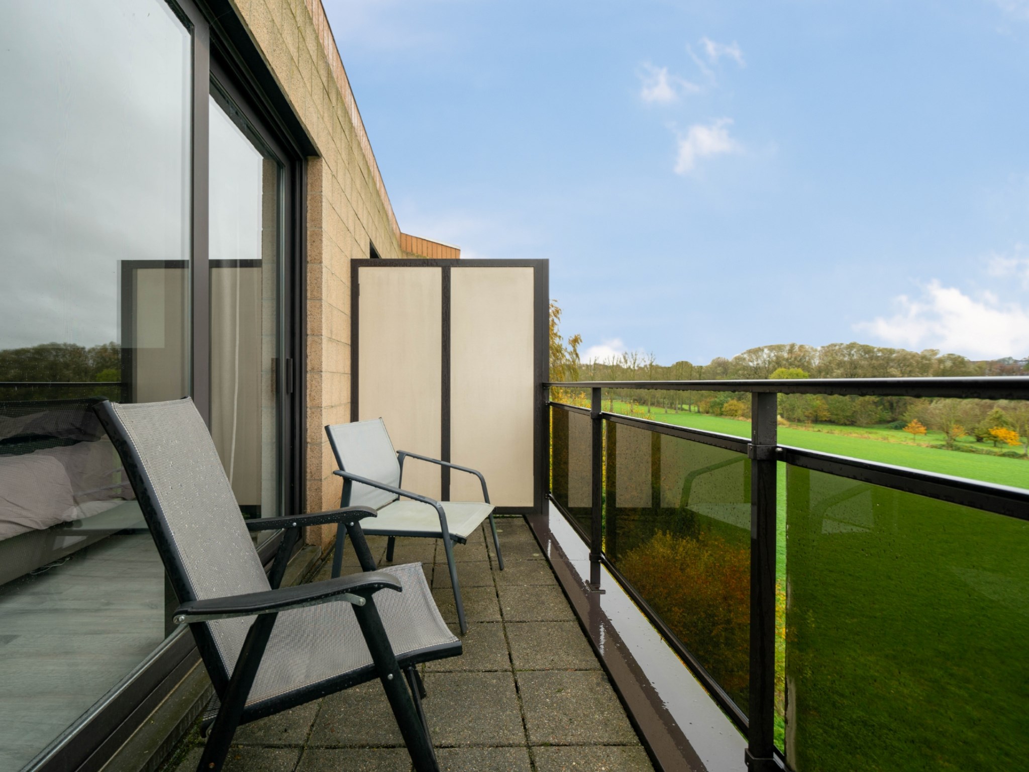 Ruim 2 kamer-appartement met dubbele garage en kelder 