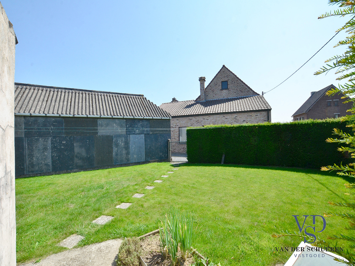 Degelijke woning met tuin en afz. garage. 