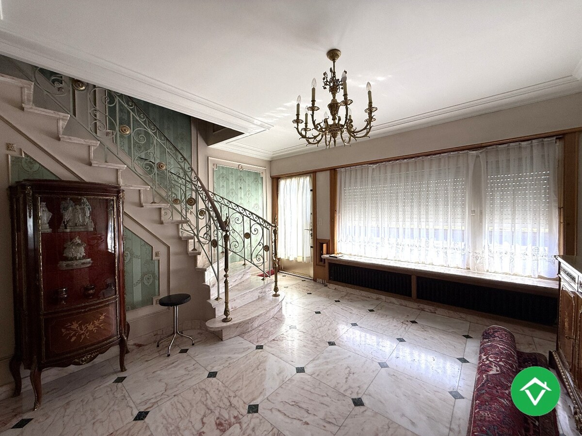 Karaktervolle halfopen bebouwing met 3 slaapkamers, tuin en garage te centrum Roeselare 