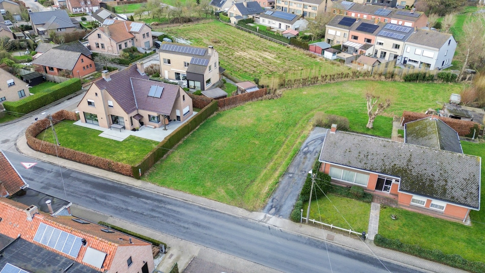 Mooi perceel bouwgrond (590 m²) op topligging in Torhout. 