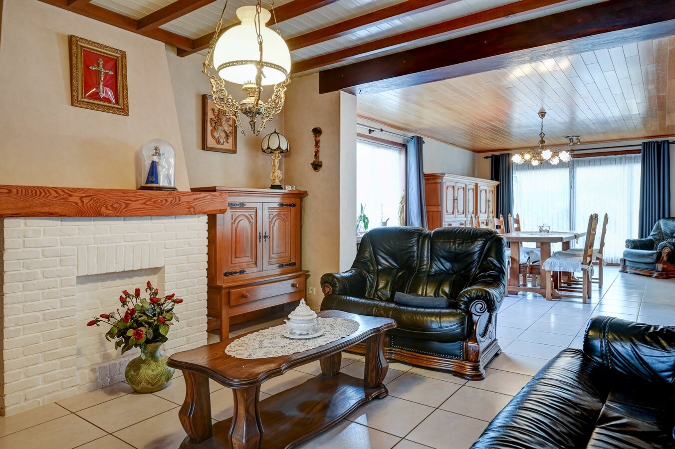 Open bebouwing met 4 slaapkamers 