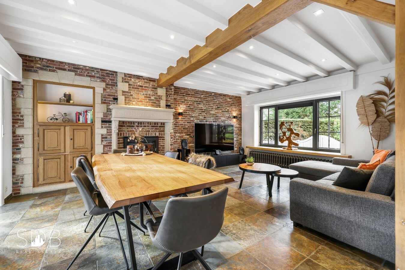 Landelijke villa met zwembad, paardenfaciliteiten en piste op circa 2 HA 