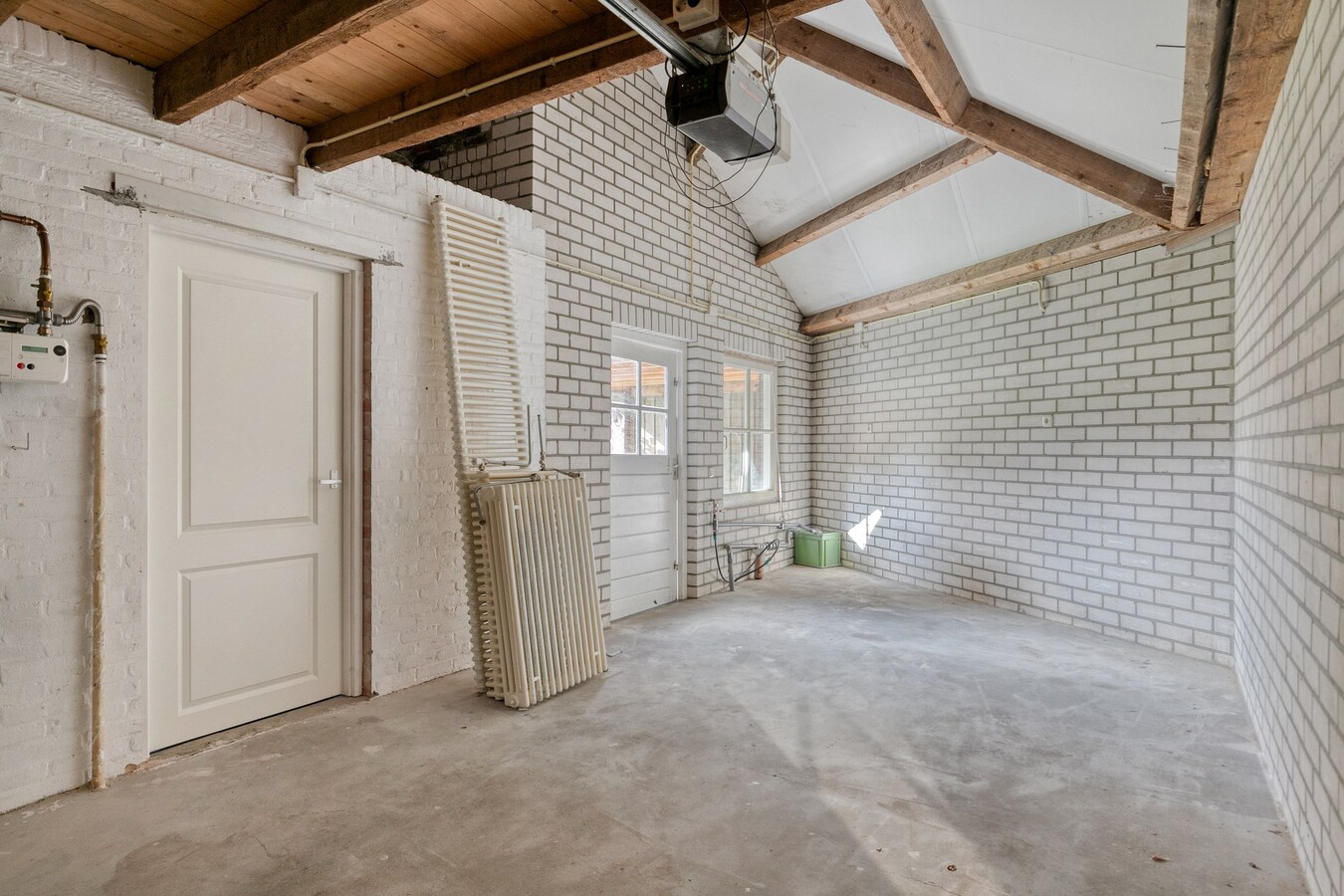 Volledig gerenoveerde woning met garage en carport gelegen aan de Beukenlaan 13 te Reusel. 