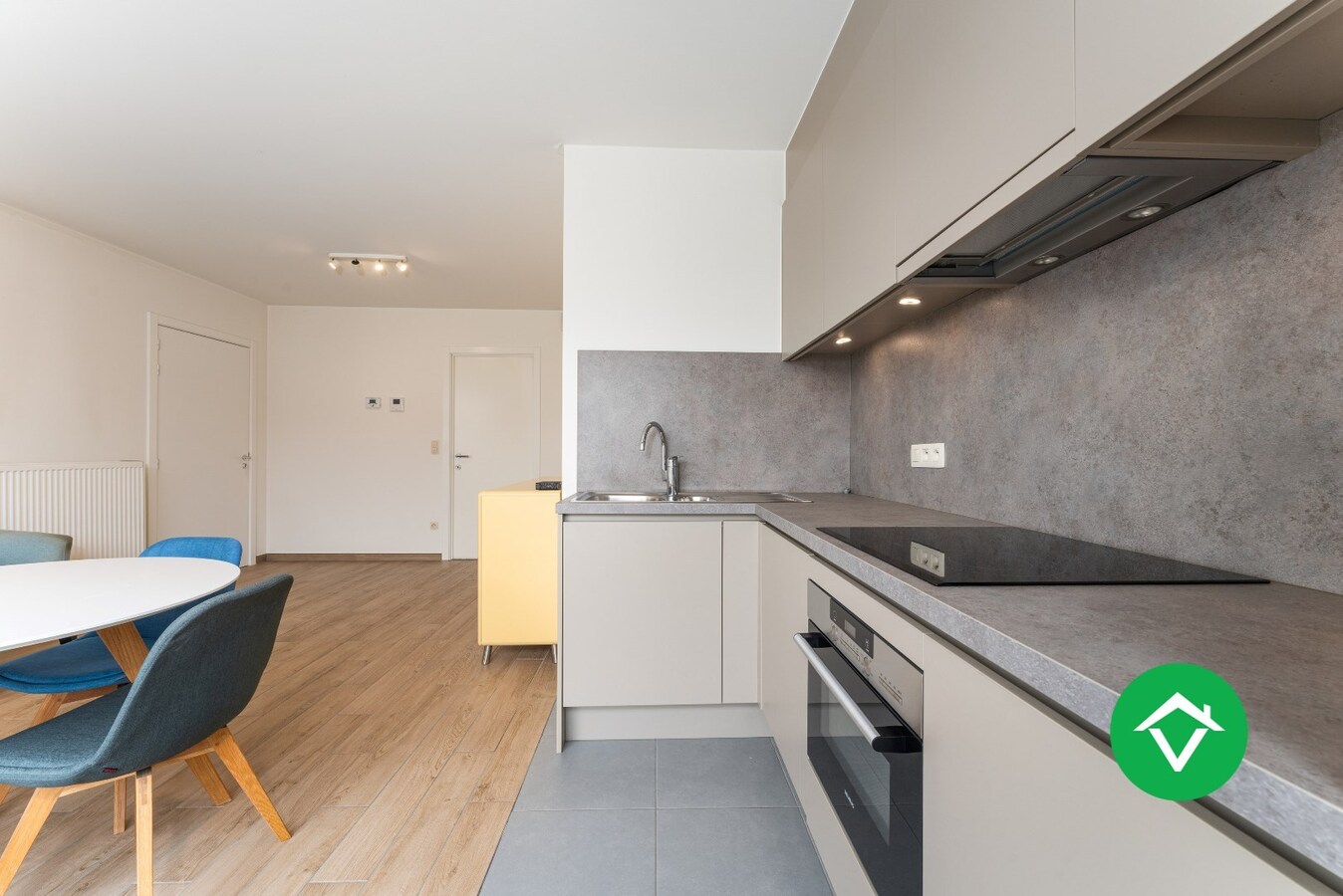 Recent, instapklaar appartement met één slaapkamer, ruim terras en autostaanplaats te Roeselare 