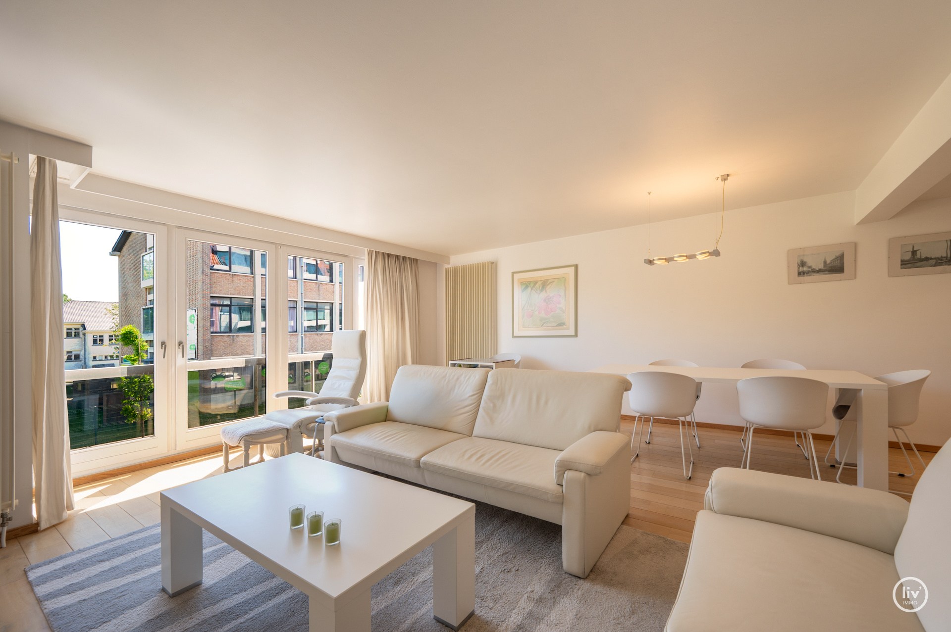 Instapklaar 2-slaapkamerappartement  gelegen te Piers de Raveschootlaan, vlakbij de Lippenslaan. 