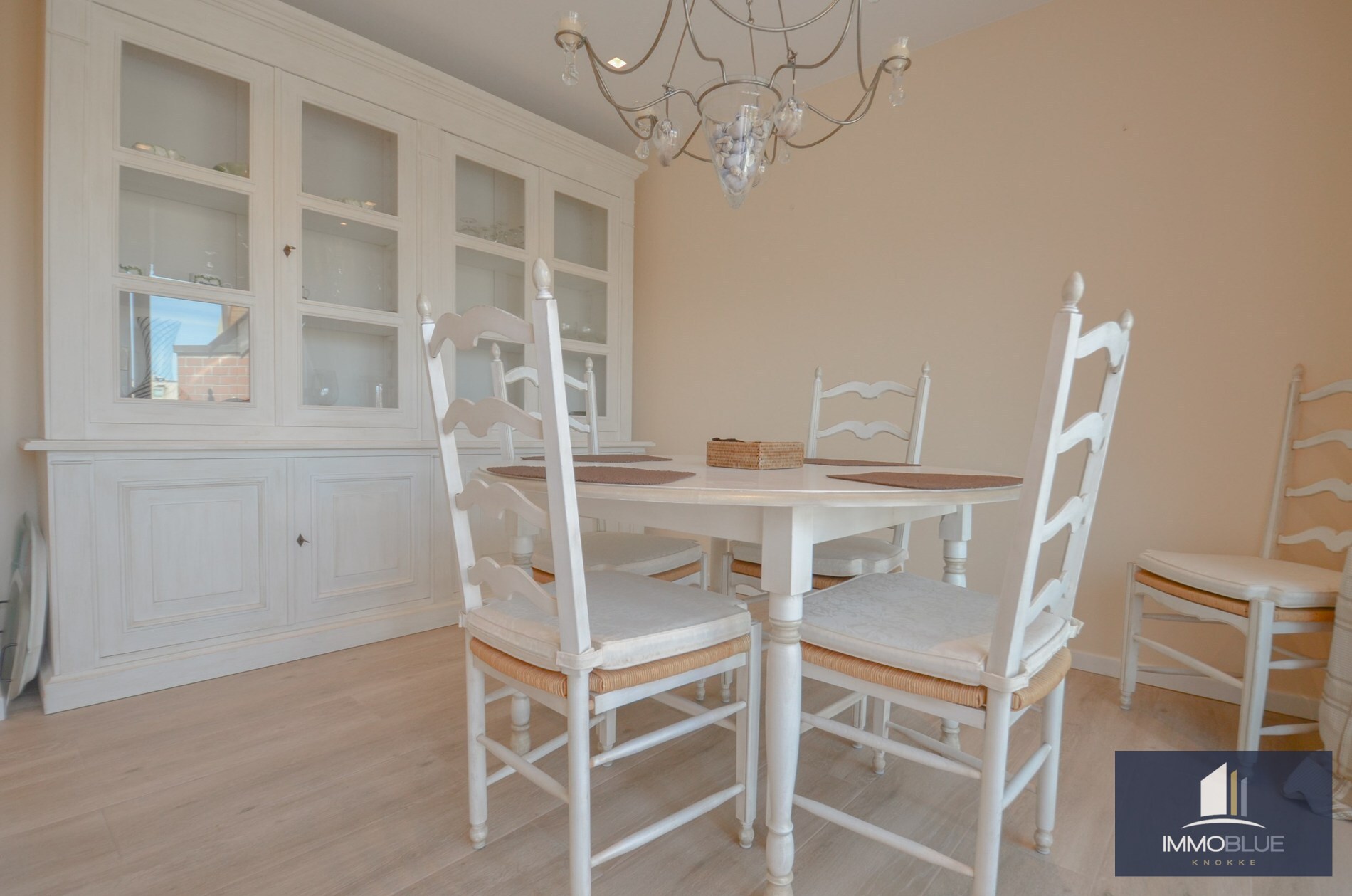 Stijlvol duplexappartement met zonnige terrassen en open zicht op de villa’s van het Zoute. 
