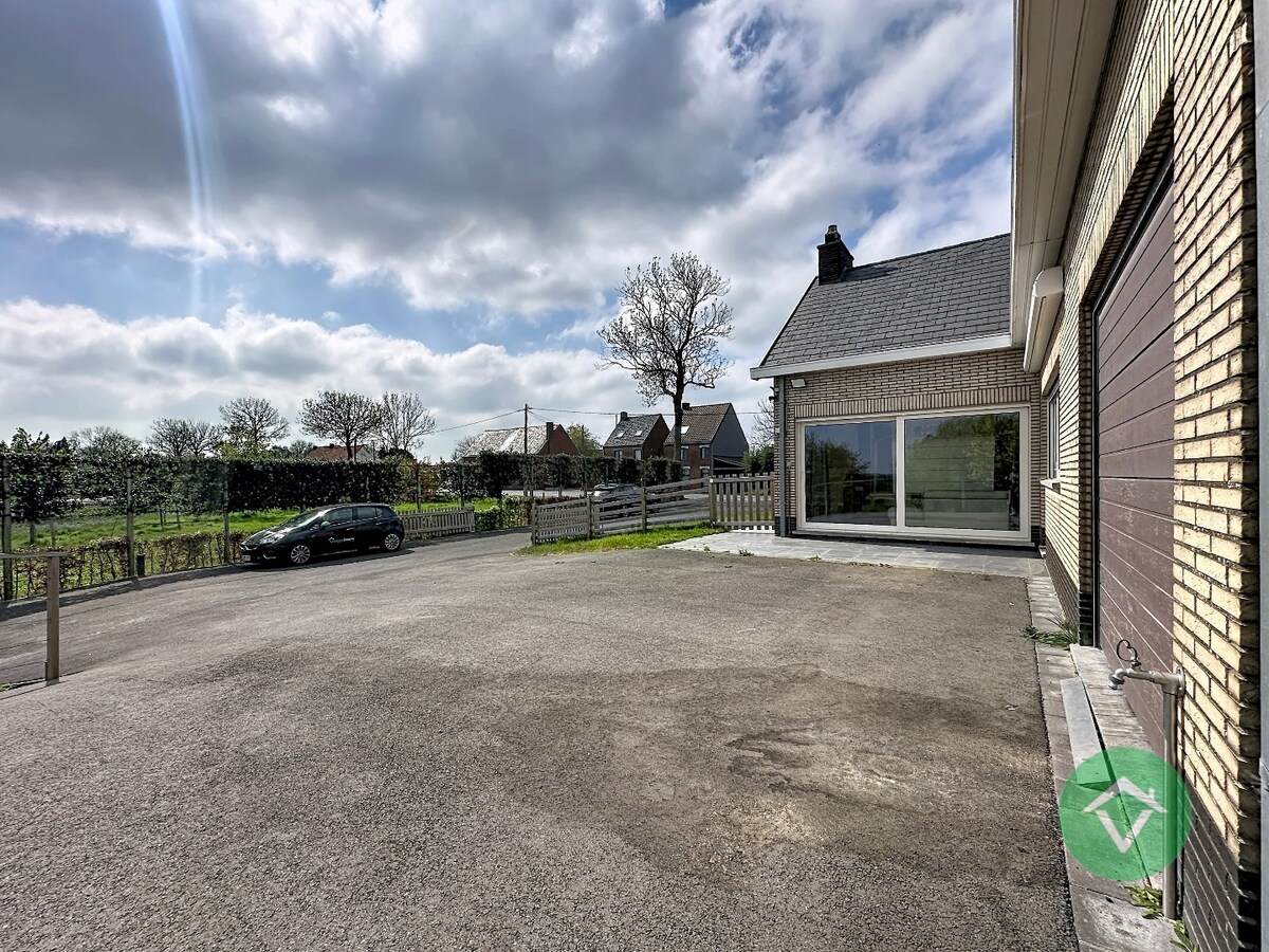 Statige bungalow op 1.811m² met landelijk zicht, drie slaapkamers en twee garages te Ichtegem 