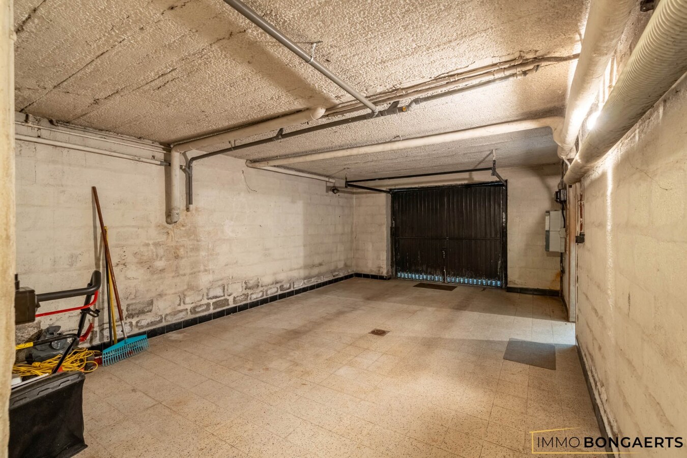 Ruime te renoveren woning op een mooi perceel. 