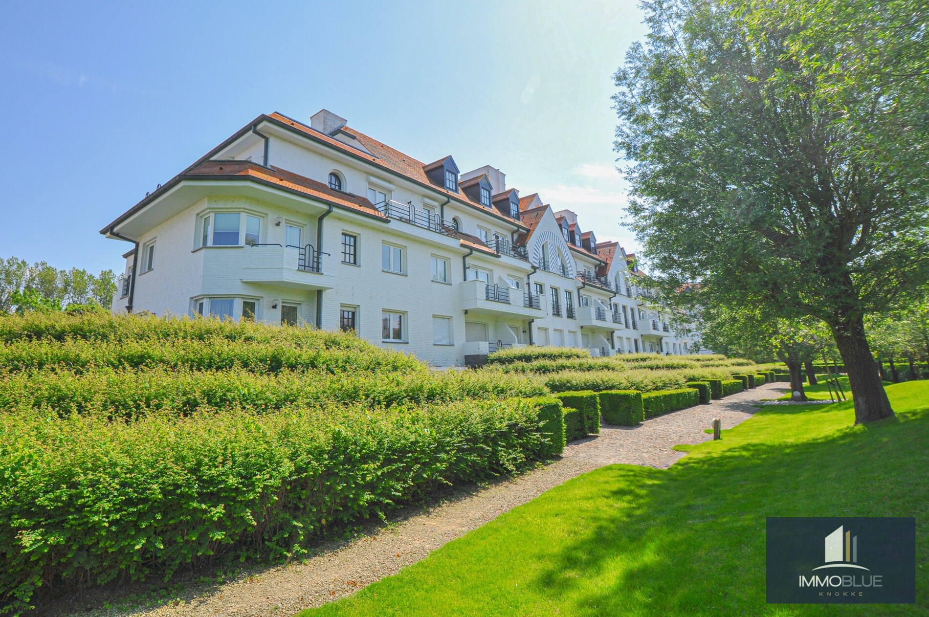 "Sublime appartement d'angle avec de spacieuses terrasses situé dans le prestigieux domaine Tennis Garden." 