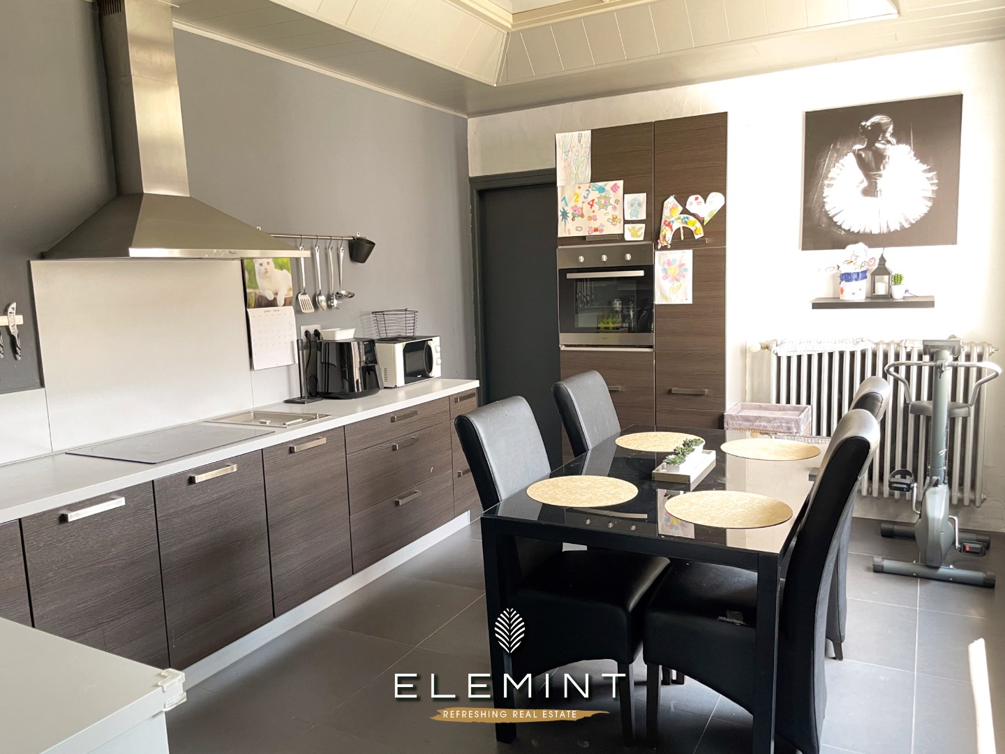 Klassevol en luxueus gerenoveerde hoekwoning op wandelafstand centrum Zwevegem 